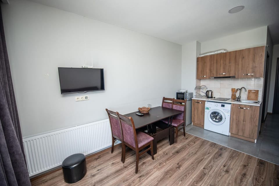 Coffee/tea facilities, Kitchen or kitchenette, Dining area, minibar, toaster, washing machine