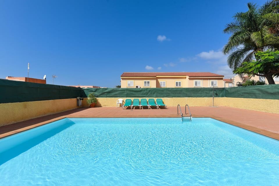 Day, Swimming pool, sunbed