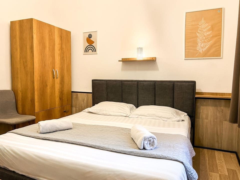 Bed, Bedroom, towels, wardrobe