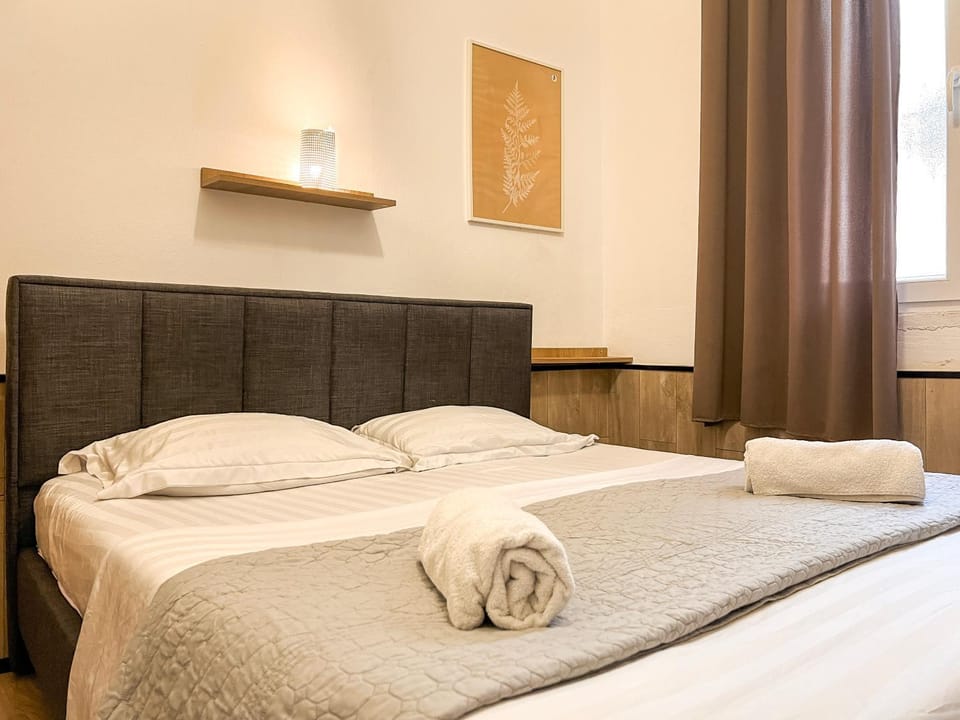 Bed, Bedroom, towels