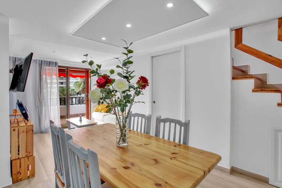 TV and multimedia, Living room, Seating area, Dining area