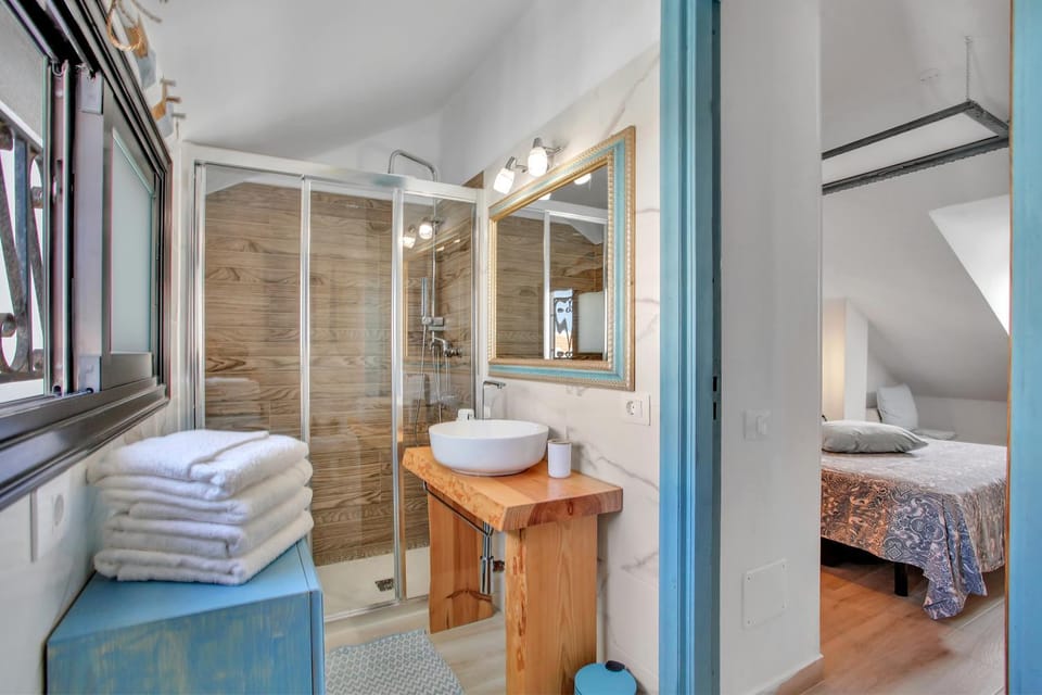 Shower, Bed, Bathroom, Photo of the whole room, towels