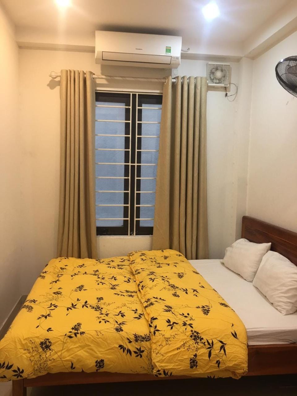 Photo of the whole room, Bedroom, air conditioner