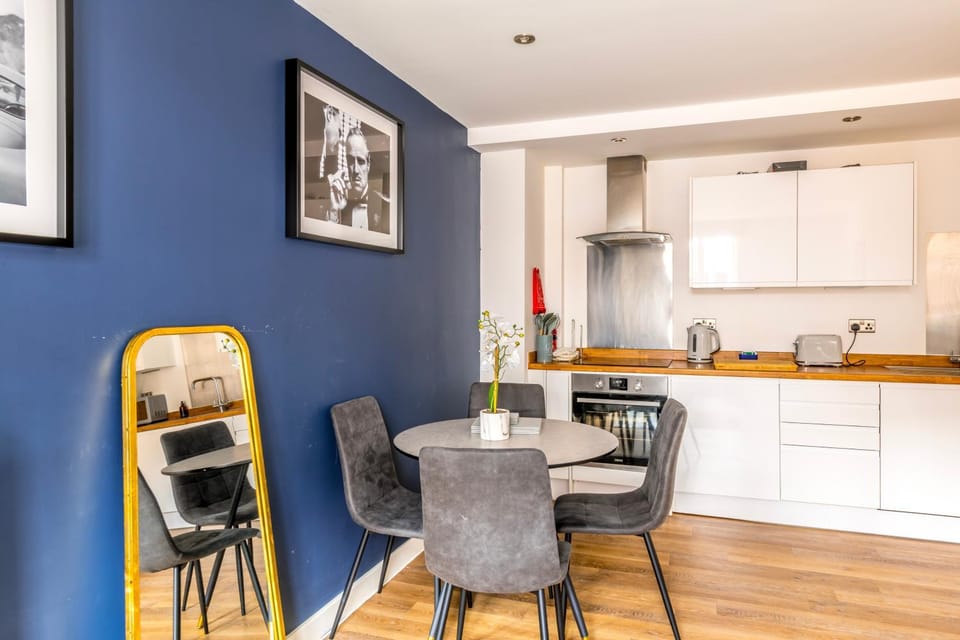 Kitchen or kitchenette, Living room, Seating area, stove