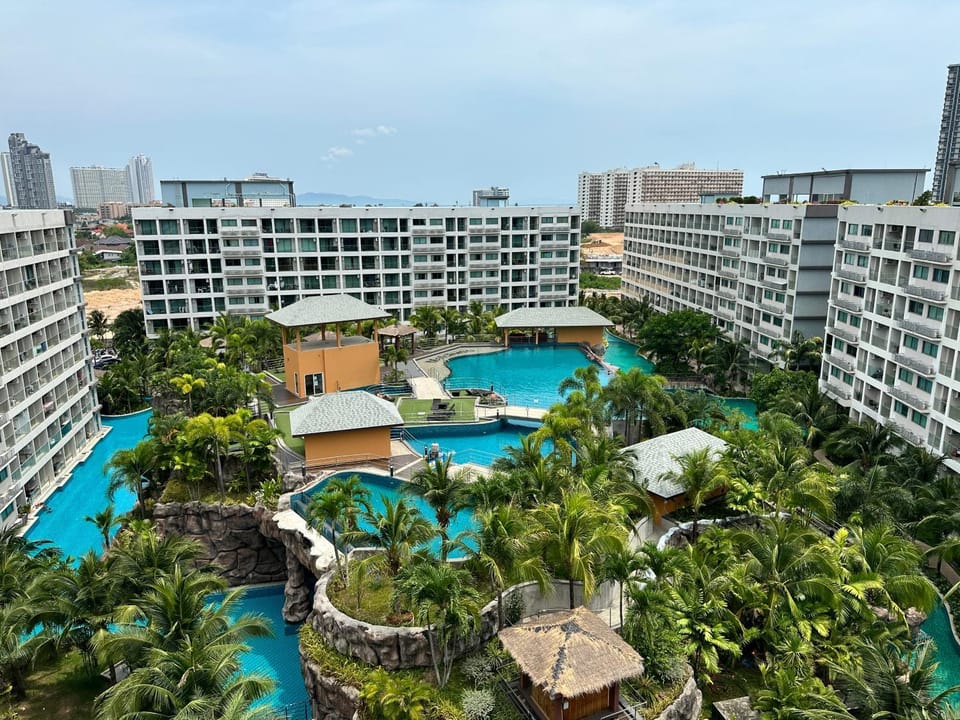 Property building, Day, Pool view, Swimming pool