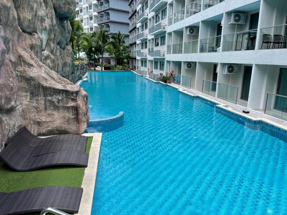 Property building, Day, Pool view, Swimming pool, sunbed