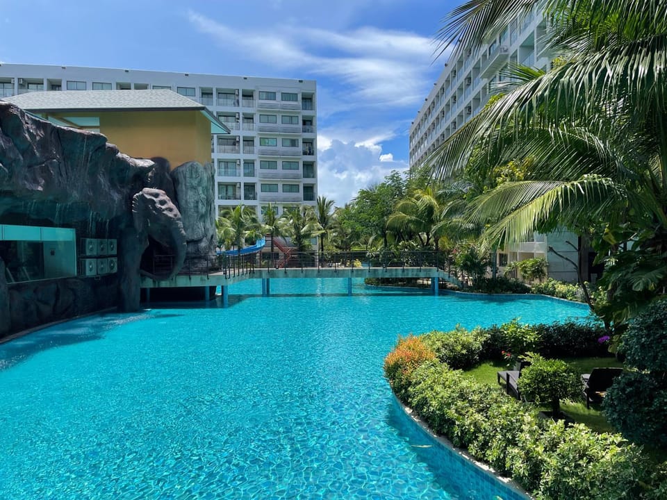Property building, Day, Pool view, Swimming pool