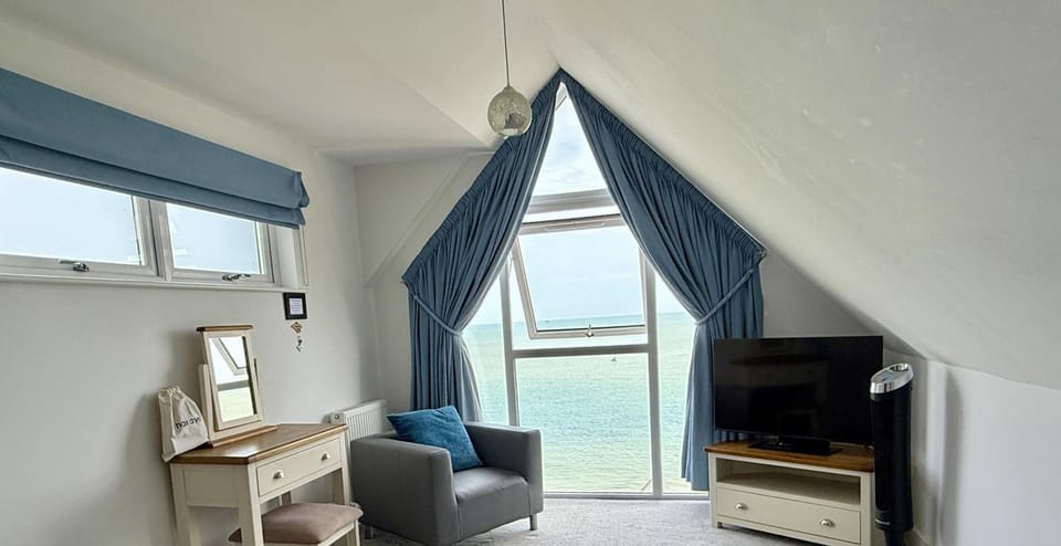 Shower, Toilet, Bed, Bathroom, TV and multimedia, Seating area, Bedroom, Sea view, hair dryier, towels, wardrobe