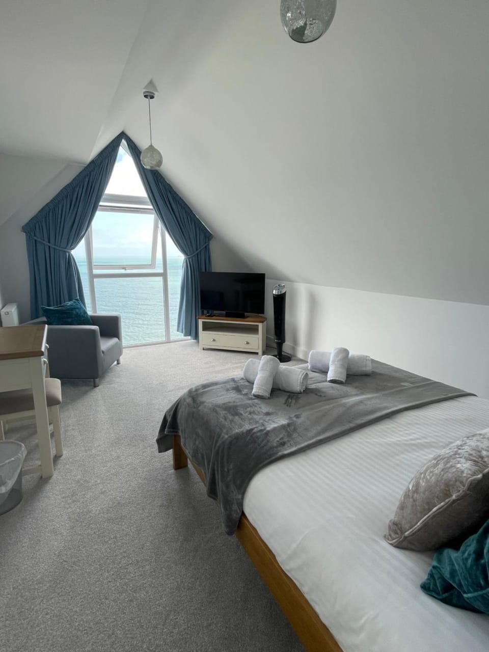 Bed, TV and multimedia, Bedroom, Sea view, hair dryier, towels, wardrobe