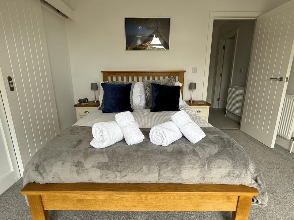 Shower, Toilet, Bed, Bathroom, Bedroom, towels, wardrobe