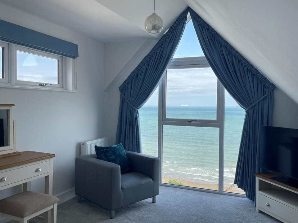 Bed, TV and multimedia, Bedroom, Sea view