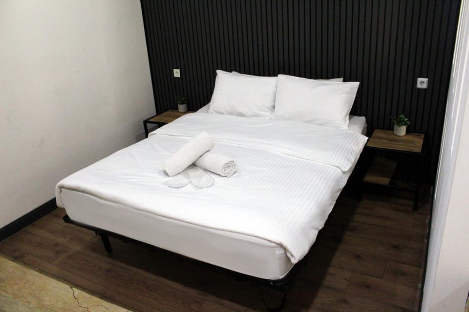 Bed, Bedroom, towels