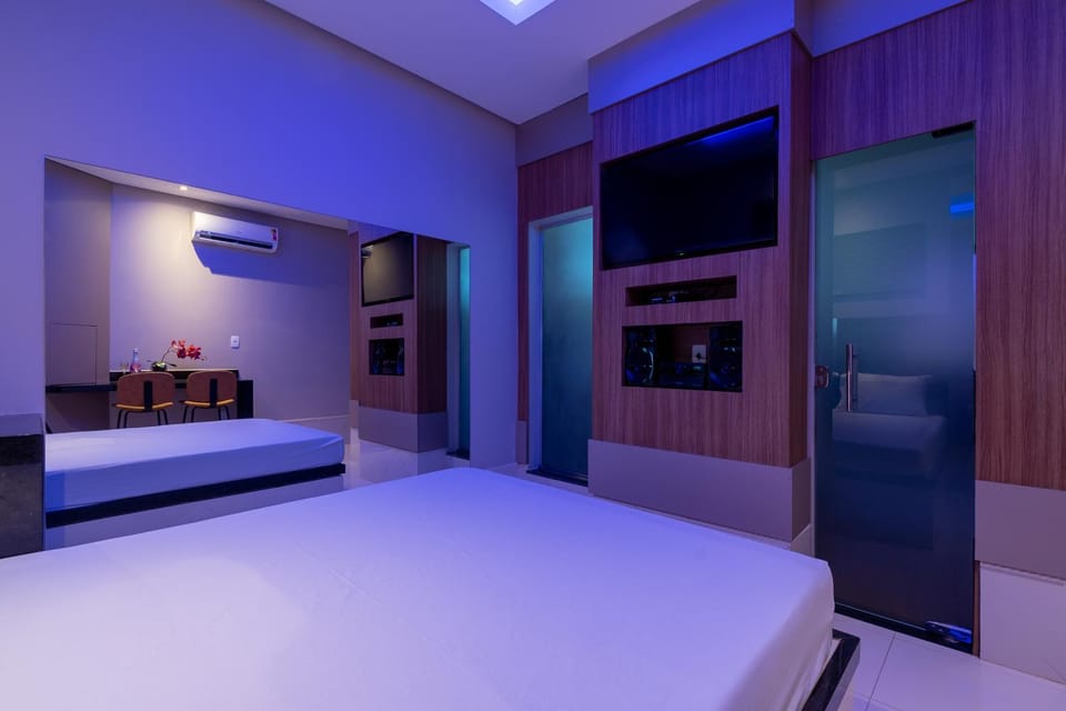 Bed, TV and multimedia, Photo of the whole room, Bedroom