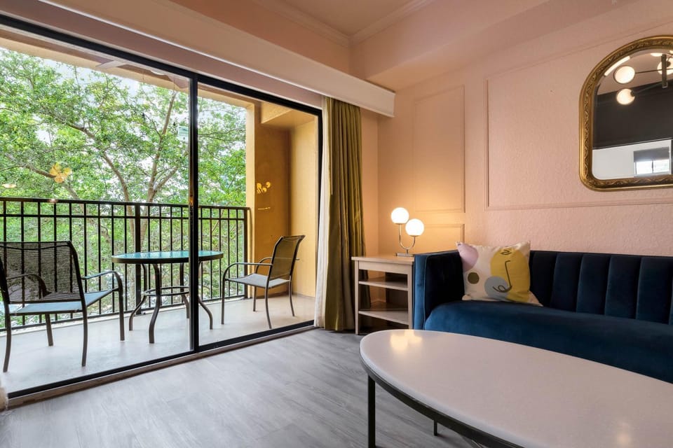 Patio, View (from property/room), Balcony/Terrace, Living room, Seating area