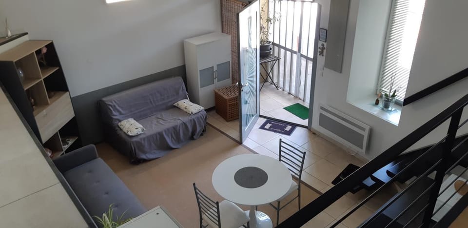 Petit loft face rivière Apartment in French Riviera