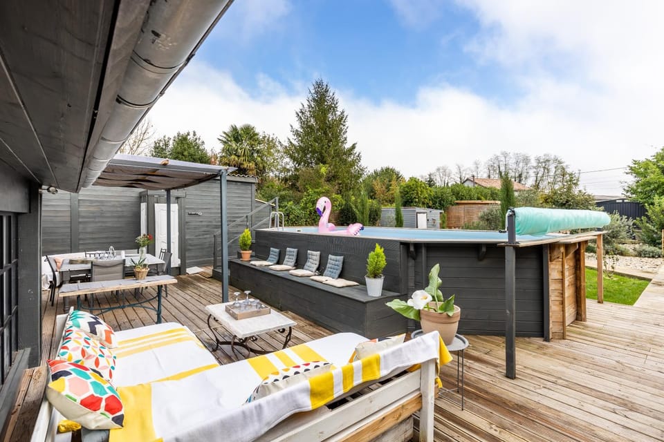Property building, Balcony/Terrace, Living room