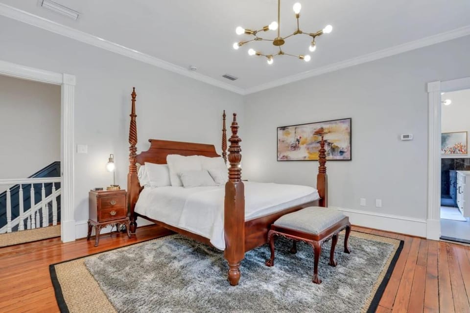 The Palm House-Downtown Private Patio Luxury Home House in Savannah