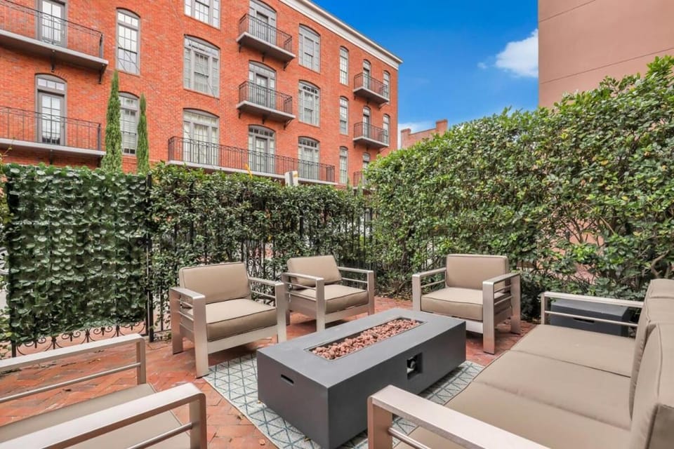 The Palm House-Downtown Private Patio Luxury Home House in Savannah