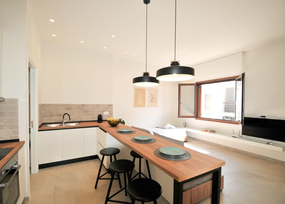 Kitchen or kitchenette, Living room, Seating area, Dining area