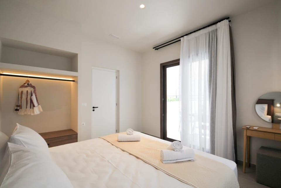 Bed, Bedroom, towels, wardrobe