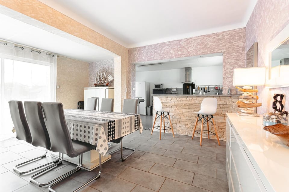 Property building, Kitchen or kitchenette, Living room