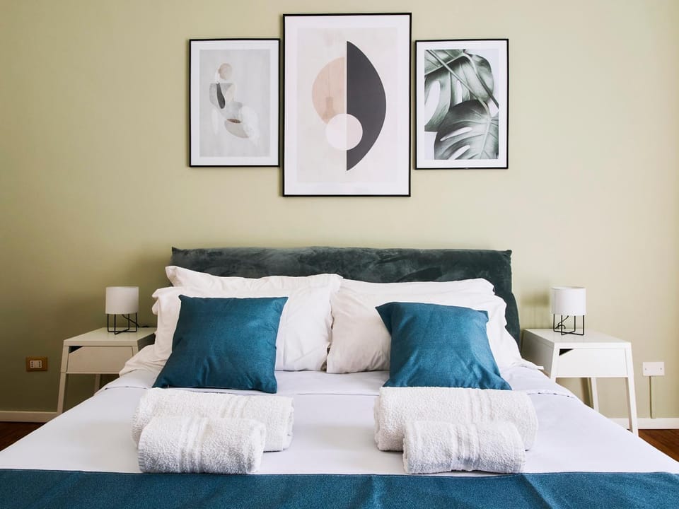 Bed, Photo of the whole room, Decorative detail, Bedroom