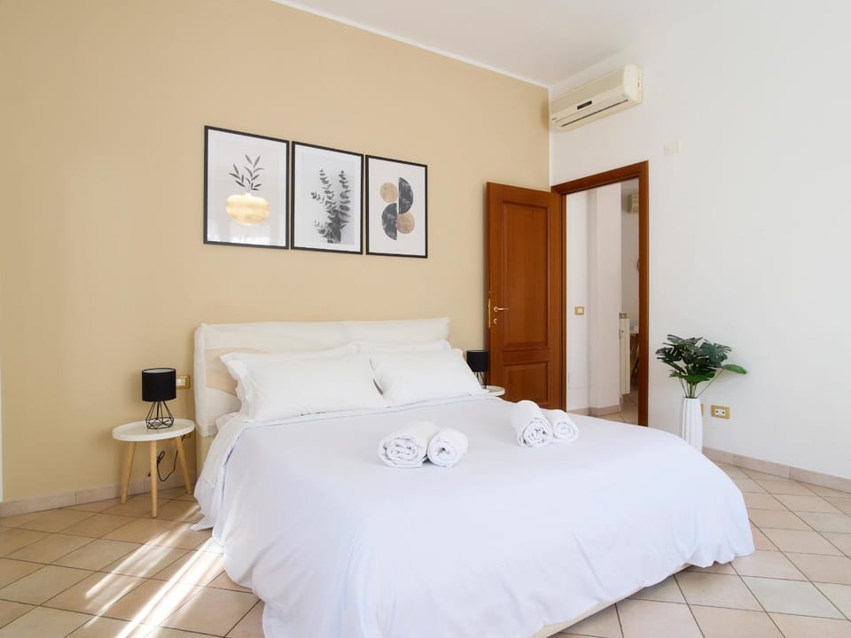 Bed, Photo of the whole room, Bedroom, towels, air conditioner