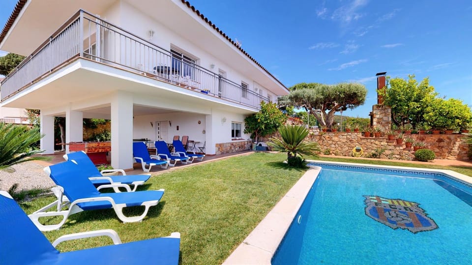 Property building, Garden, Balcony/Terrace, Swimming pool, sunbed