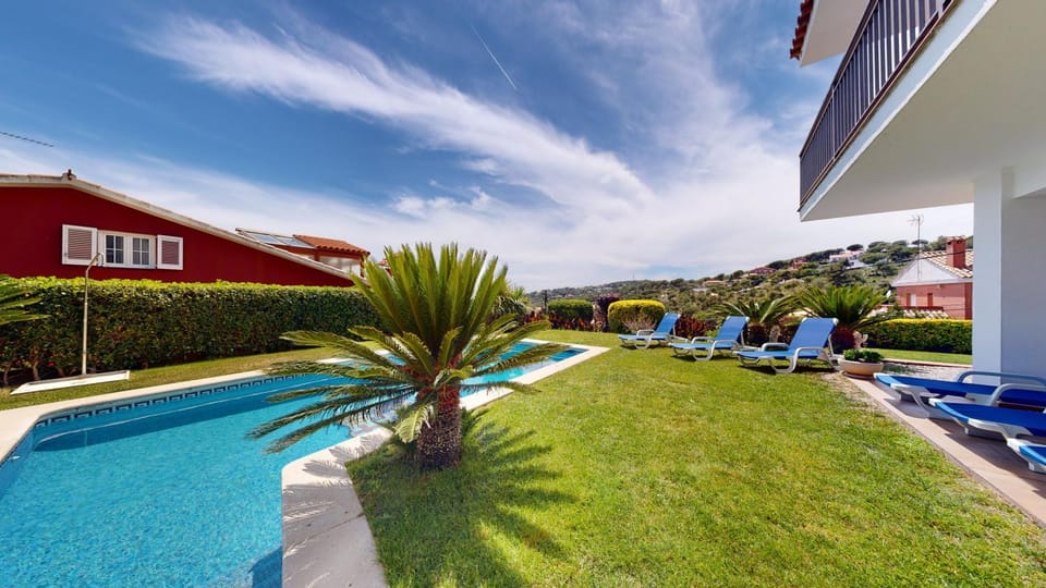 Property building, Garden, Swimming pool, sunbed