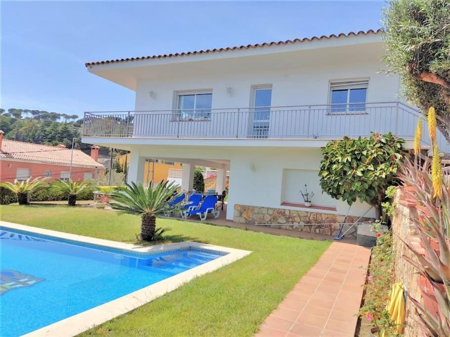 Property building, Garden, Swimming pool