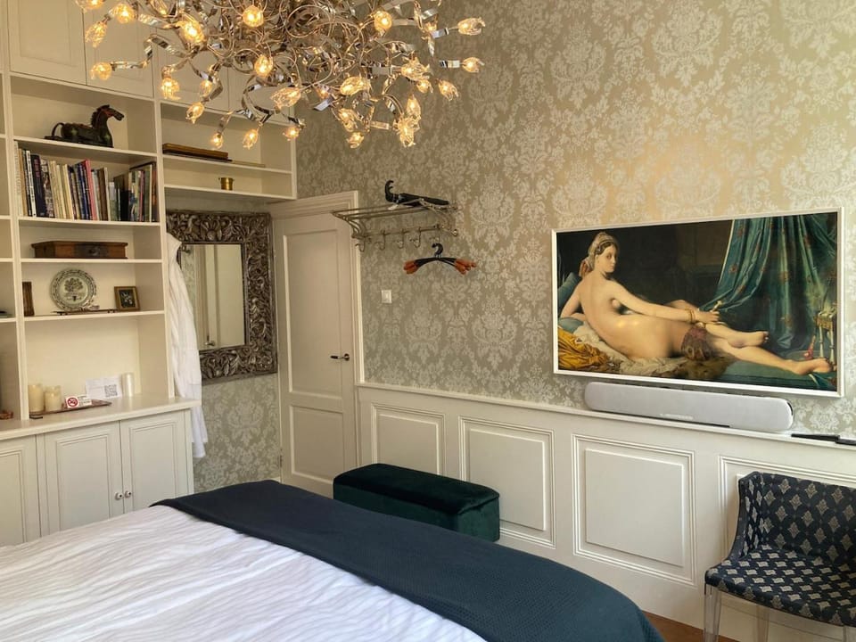 Bed, TV and multimedia, Bedroom