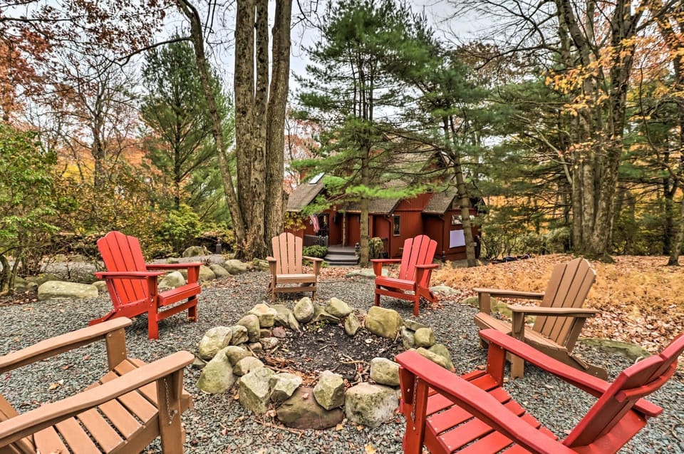 Outdoor Theater, Deck & Fire Pit: Poconos Retreat House in Kidder Township