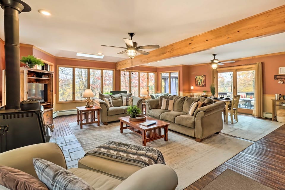 Outdoor Theater, Deck & Fire Pit: Poconos Retreat House in Kidder Township