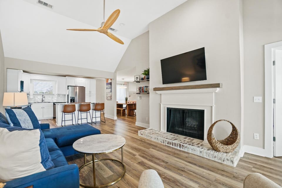 TV and multimedia, Living room, Decorative detail, Seating area, Dining area, Area and facilities, fireplace, locker, kitchen, air conditioner