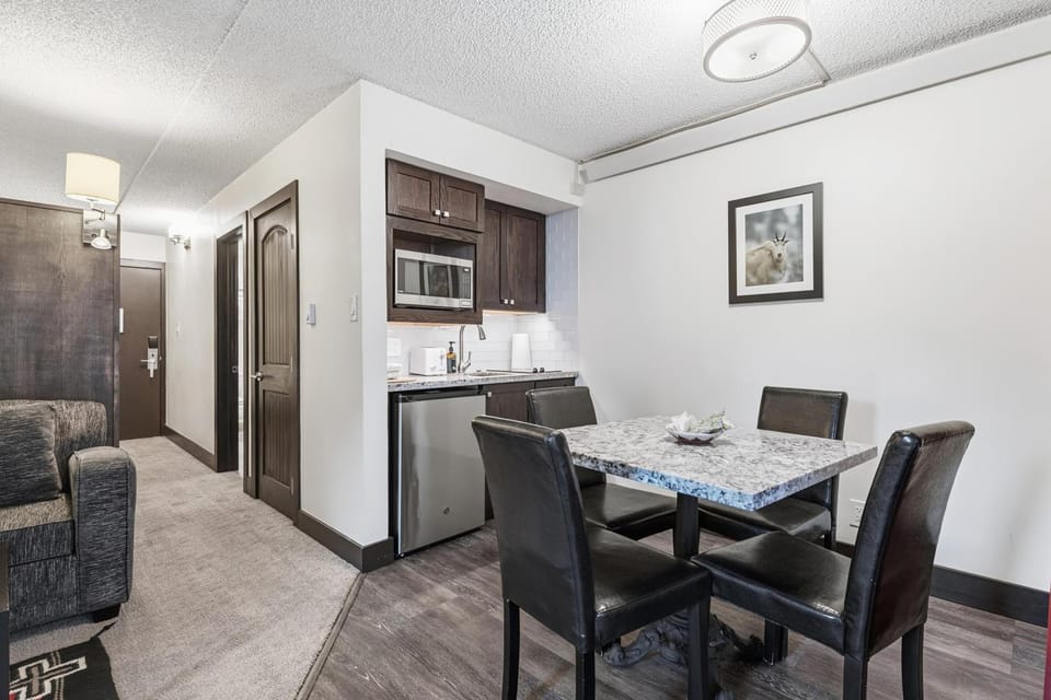 Lift House Lodge, Downtown Lionshead Remodeled Studio Condo Apartment in Vail