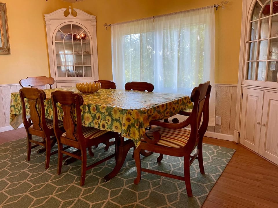 Seating area, Dining area