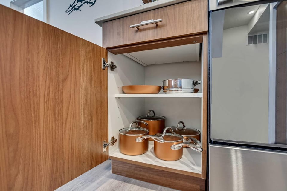 Kitchen or kitchenette, oven, kitchen