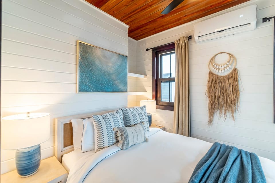 Paradise Cottage and Mistico Beach Club plus Boat Shuttle House in San Pedro