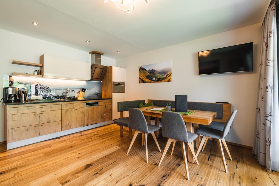 TV and multimedia, Kitchen or kitchenette, Living room, Dining area, minibar