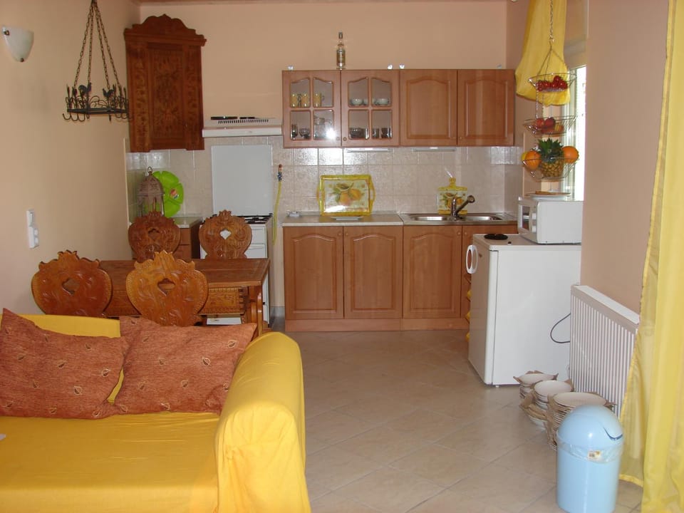 Kitchen or kitchenette, Seating area