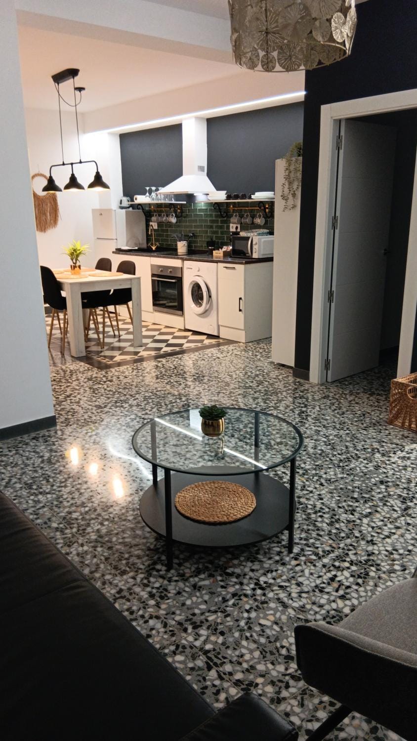 Dining area, oven, pet friendly