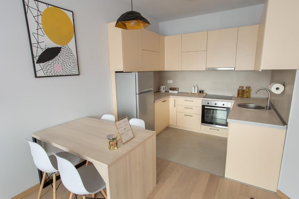 Kitchen or kitchenette, Dining area