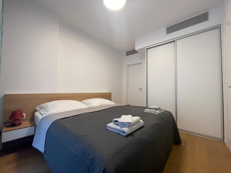 Bed, Bedroom, towels, wardrobe