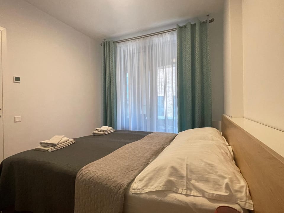 Bed, Bedroom, towels