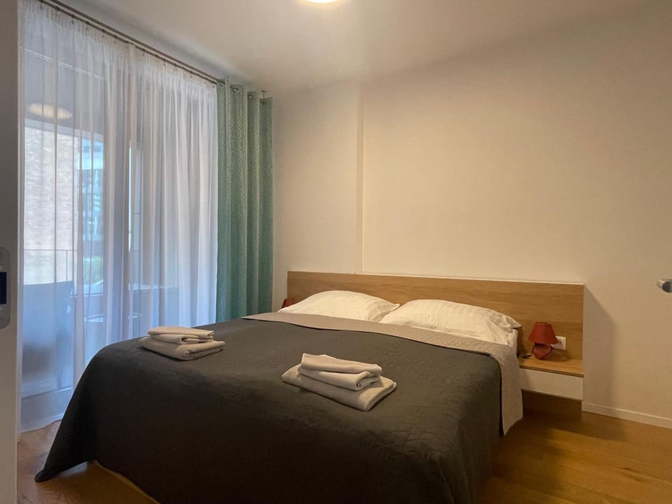 Bed, Bedroom, towels