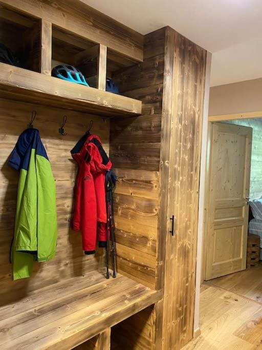 Gorgeous 2 bedroom, 2 full bath, ski in apartment! Winner of 2026, 2025, and 2024 Traveller Award! Apartment in Montriond