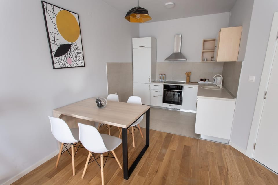 Kitchen or kitchenette, Dining area