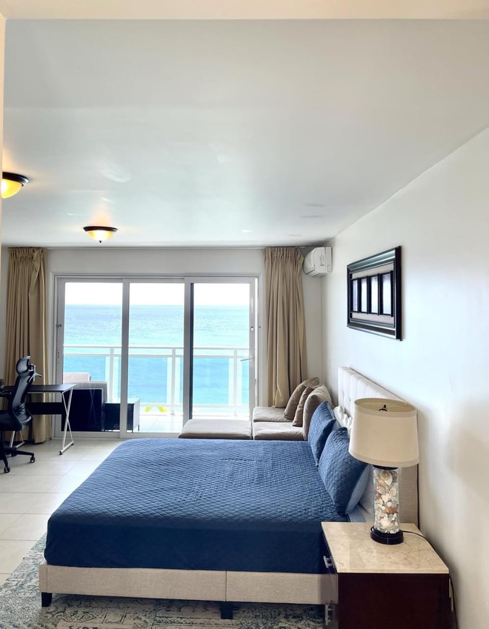 Balcony/Terrace, Living room, Photo of the whole room, Seating area, Bedroom, Sea view