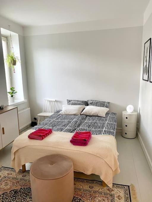 Bed, Living room