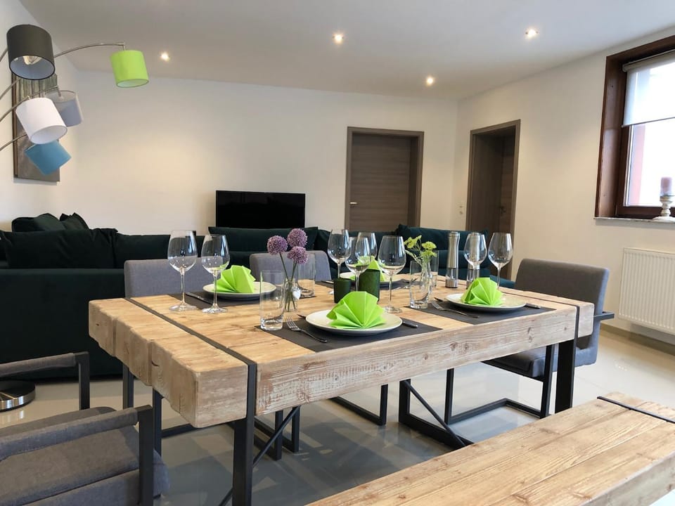 TV and multimedia, Living room, Seating area, Dining area
